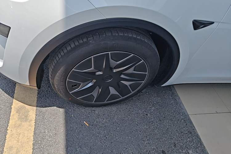 Used Tesla Model Y L 2025 Model Long-Range All-Wheel-Drive Version Left Front Wheel Hub