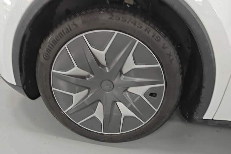 Used Tesla Model Y L 2025 Model Long-Range All-Wheel-Drive Version Left Front Wheel Hub