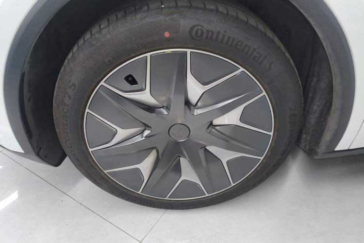 Used Tesla Model Y L 2025 Model Long-Range All-Wheel-Drive Version Left Front Wheel Hub