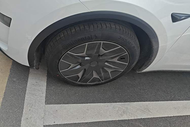Used Tesla Model Y L 2025 Model Long-Range All-Wheel-Drive Version Left Front Wheel Hub