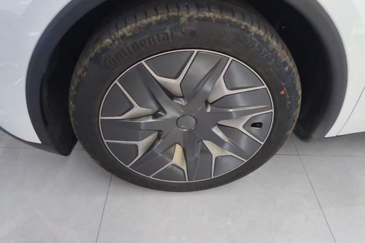 Used Tesla Model Y L 2025 Model Long-Range All-Wheel-Drive Version Left Front Wheel Hub