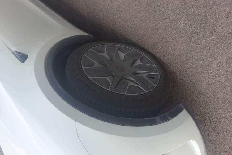 Used Tesla Model Y L 2025 Model Long-Range All-Wheel-Drive Version Left Front Wheel Hub