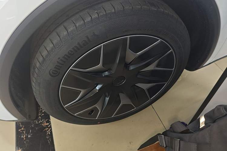 Used Tesla Model Y L 2025 Model Long-Range All-Wheel-Drive Version Left Front Wheel Hub