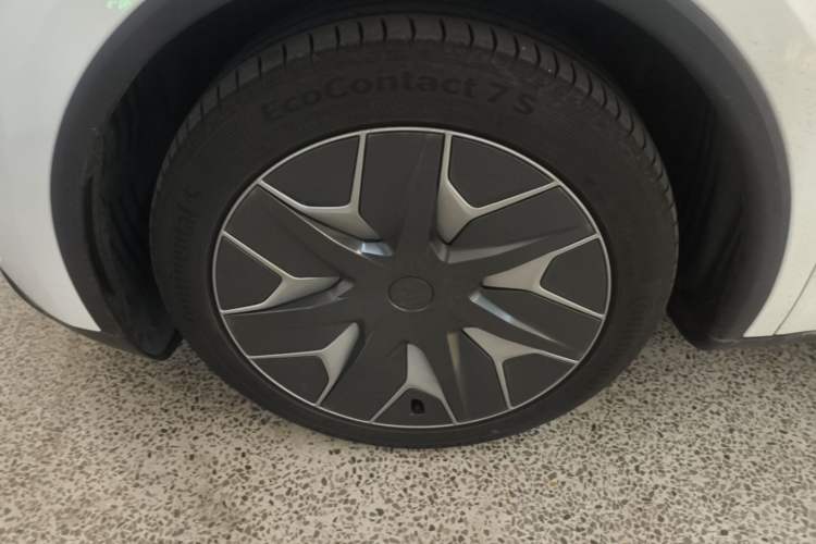 Used Tesla Model Y L 2025 Model Long-Range All-Wheel-Drive Version Left Front Wheel Hub