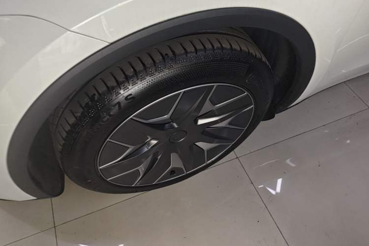 Used Tesla Model Y L 2025 Model Long-Range All-Wheel-Drive Version Left Front Wheel Hub