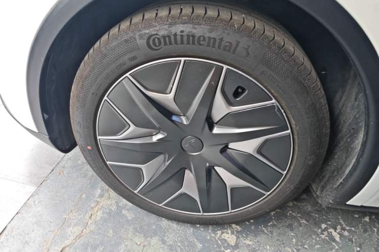 Used Tesla Model Y L 2025 Model Long-Range All-Wheel-Drive Version Left Front Wheel Hub