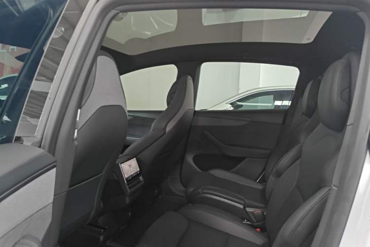 Used Tesla Model Y L 2025 Model Long-Range All-Wheel-Drive Version Left Rear Seat