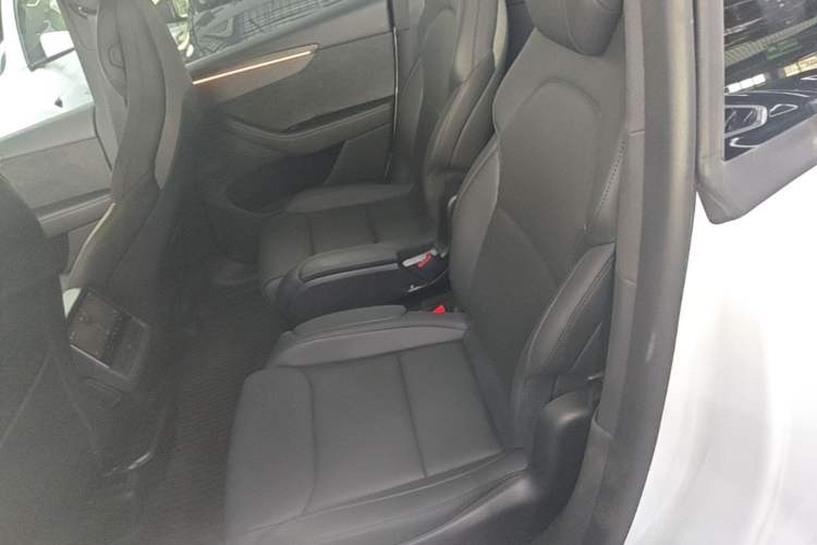 Used Tesla Model Y L 2025 Model Long-Range All-Wheel-Drive Version Left Rear Seat