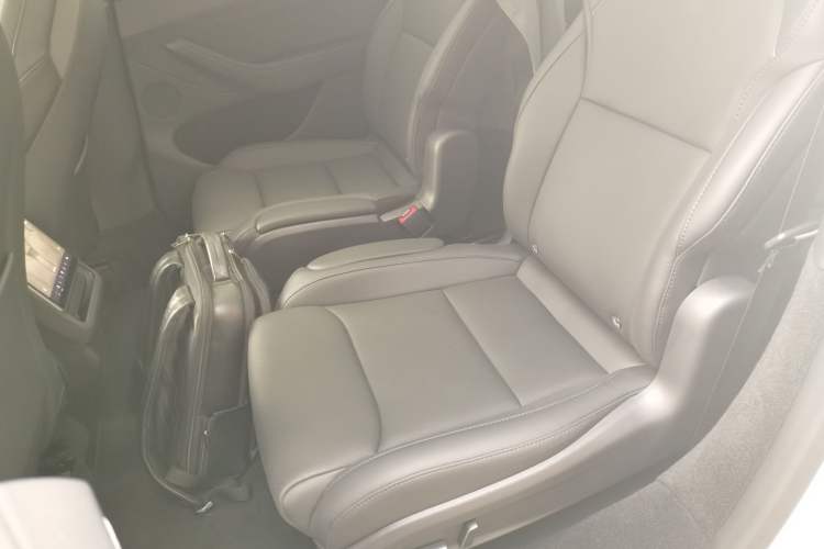 Used Tesla Model Y L 2025 Model Long-Range All-Wheel-Drive Version Left Rear Seat