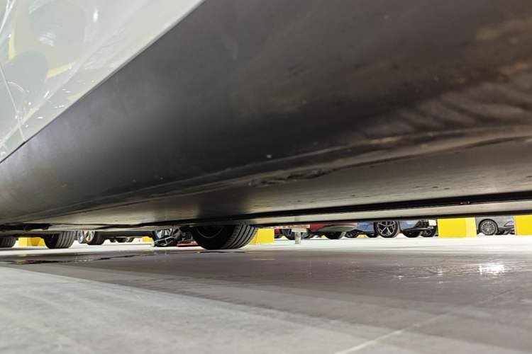Used Tesla Model Y L 2025 Model Long-Range All-Wheel-Drive Version Left Side Sill