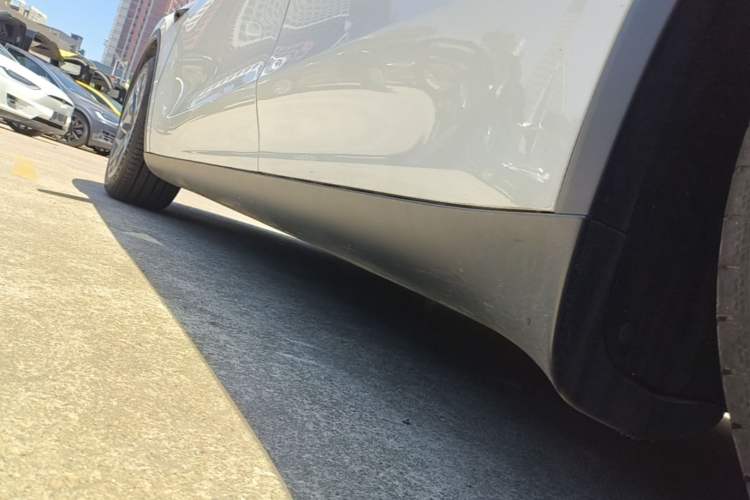 Used Tesla Model Y L 2025 Model Long-Range All-Wheel-Drive Version Left Side Sill