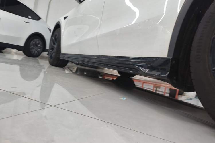 Used Tesla Model Y L 2025 Model Long-Range All-Wheel-Drive Version Left Side Sill