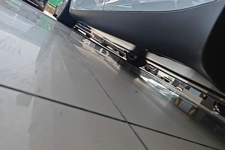 Used Tesla Model Y L 2025 Model Long-Range All-Wheel-Drive Version Left Side Sill