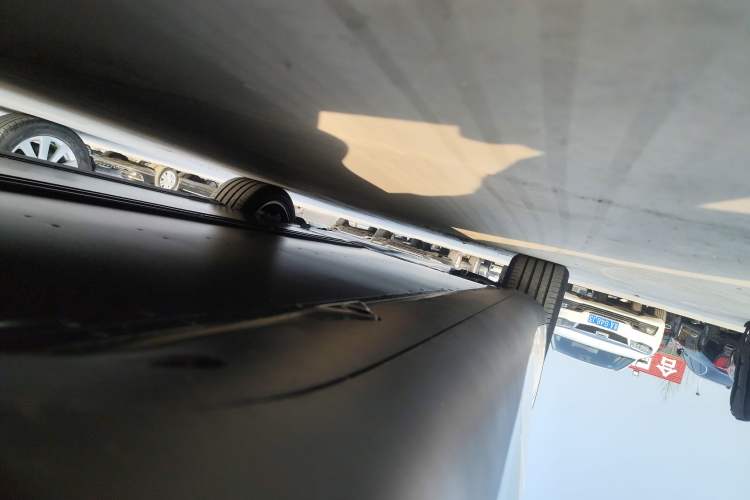 Used Tesla Model Y L 2025 Model Long-Range All-Wheel-Drive Version Left Side Sill