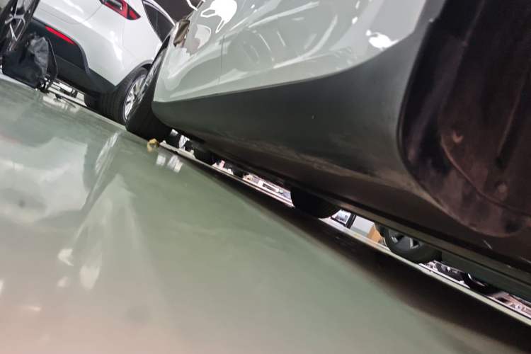 Used Tesla Model Y L 2025 Model Long-Range All-Wheel-Drive Version Left Side Sill