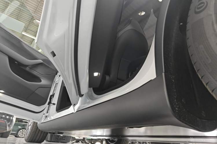 Used Tesla Model Y L 2025 Model Long-Range All-Wheel-Drive Version Left Side Sill