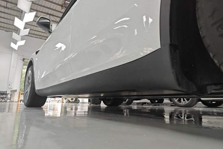 Used Tesla Model Y L 2025 Model Long-Range All-Wheel-Drive Version Left Side Sill