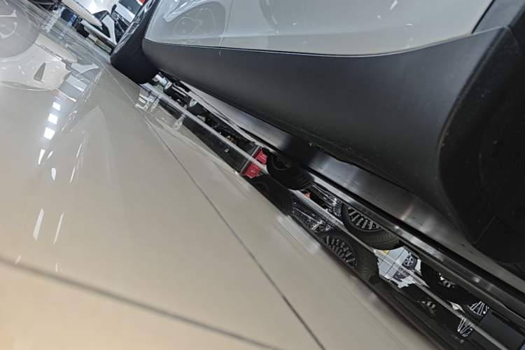 Used Tesla Model Y L 2025 Model Long-Range All-Wheel-Drive Version Left Side Sill