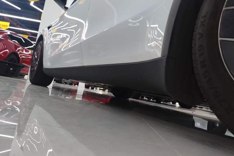 Used Tesla Model Y L 2025 Model Long-Range All-Wheel-Drive Version Left Side Sill