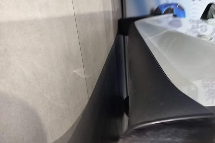 Used Tesla Model Y L 2025 Model Long-Range All-Wheel-Drive Version Left Side Sill
