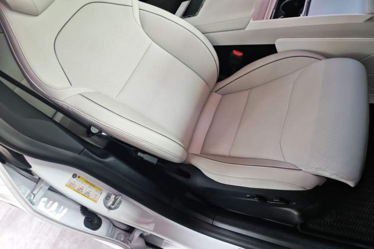 Used Tesla Model Y L 2025 Model Long-Range All-Wheel-Drive Version Right Front Seat