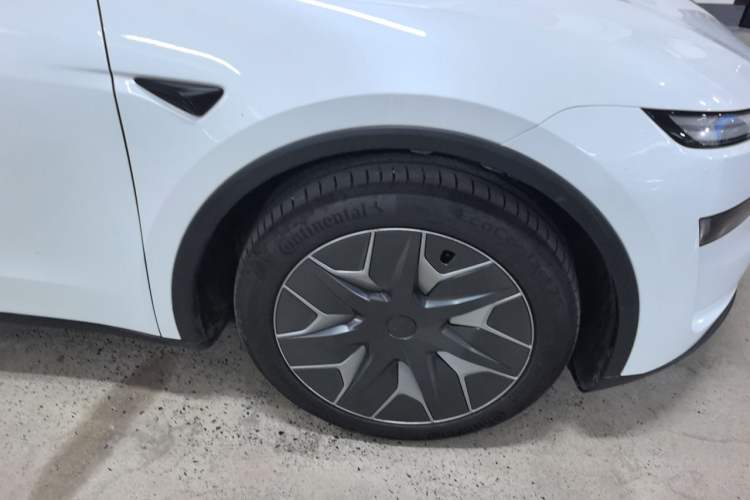 Used Tesla Model Y L 2025 Model Long-Range All-Wheel-Drive Version Right Front Wheel Hub