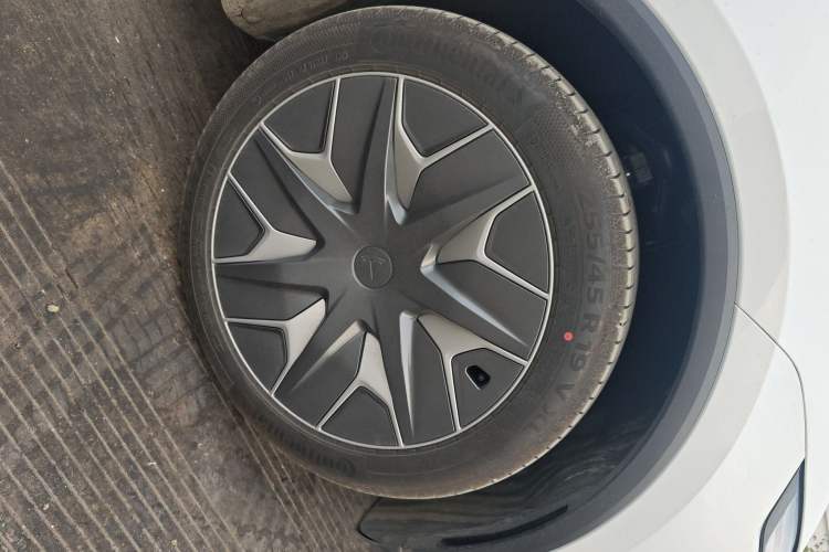 Used Tesla Model Y L 2025 Model Long-Range All-Wheel-Drive Version Right Front Wheel Hub