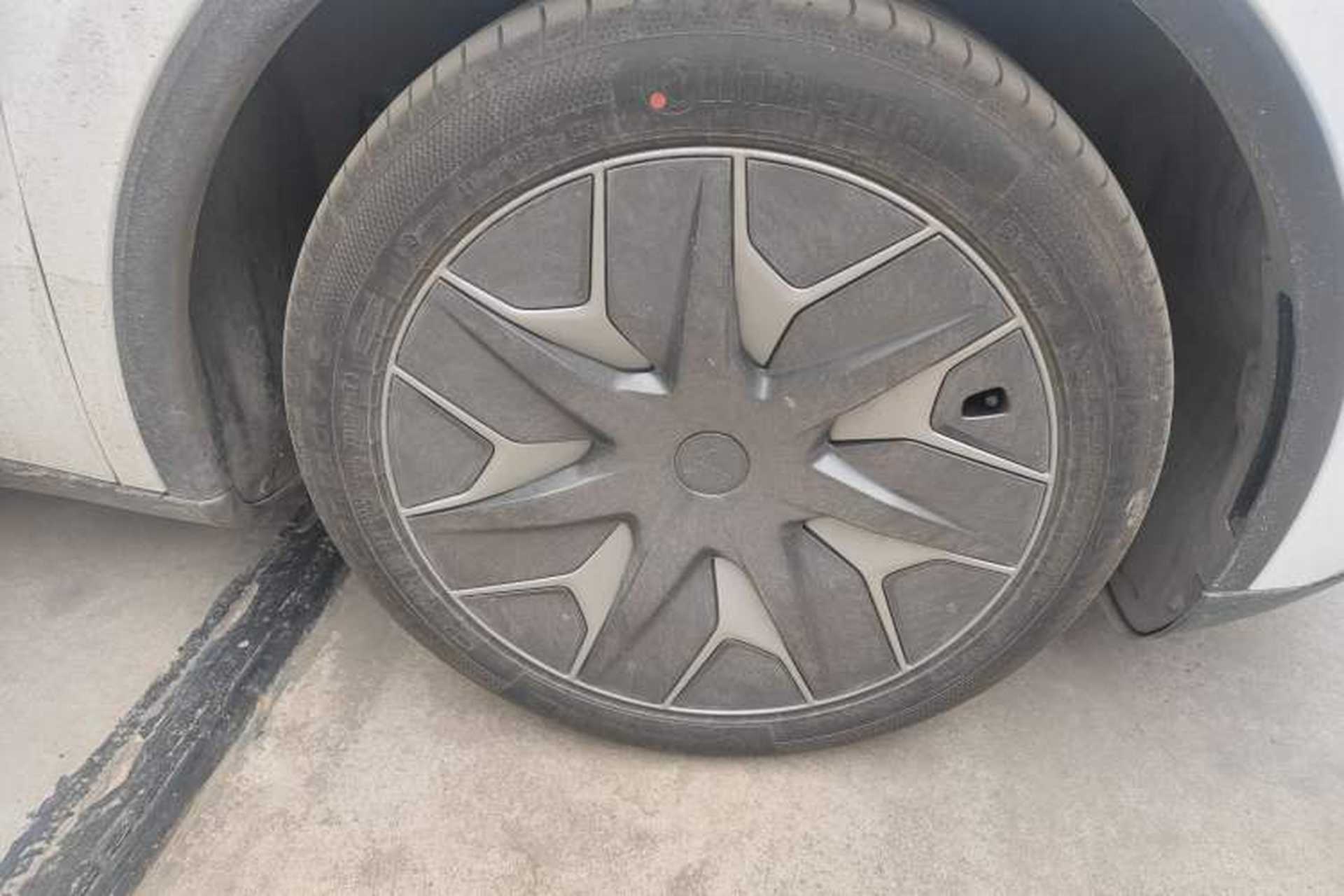 Used Tesla Model Y L 2025 Model Long-Range All-Wheel-Drive Version Right Front Wheel Hub