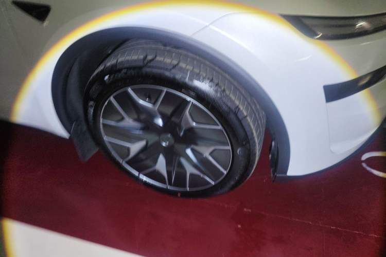 Used Tesla Model Y L 2025 Model Long-Range All-Wheel-Drive Version Right Front Wheel Hub