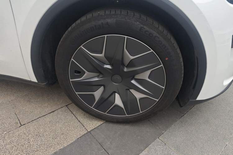 Used Tesla Model Y L 2025 Model Long-Range All-Wheel-Drive Version Right Front Wheel Hub