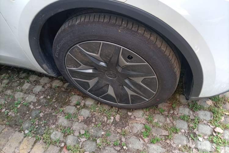 Used Tesla Model Y L 2025 Model Long-Range All-Wheel-Drive Version Right Front Wheel Hub