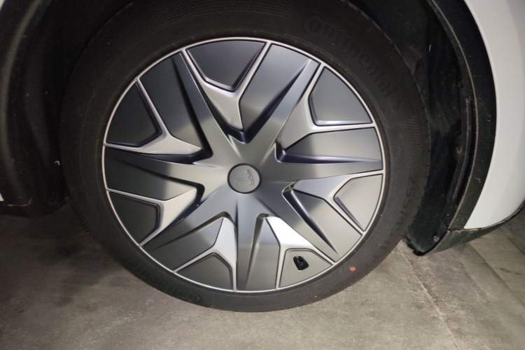 Used Tesla Model Y L 2025 Model Long-Range All-Wheel-Drive Version Right Front Wheel Hub
