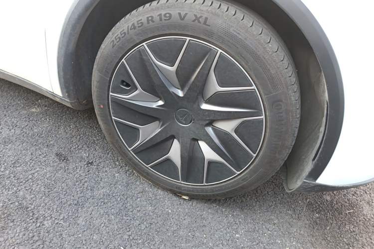 Used Tesla Model Y L 2025 Model Long-Range All-Wheel-Drive Version Right Front Wheel Hub