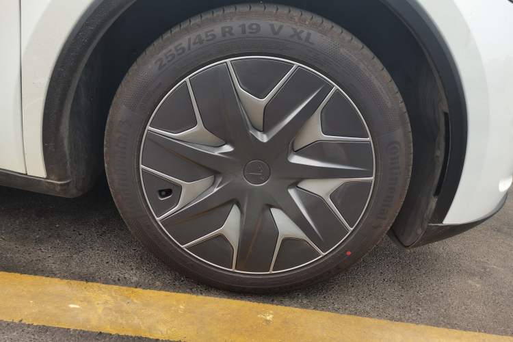 Used Tesla Model Y L 2025 Model Long-Range All-Wheel-Drive Version Right Front Wheel Hub