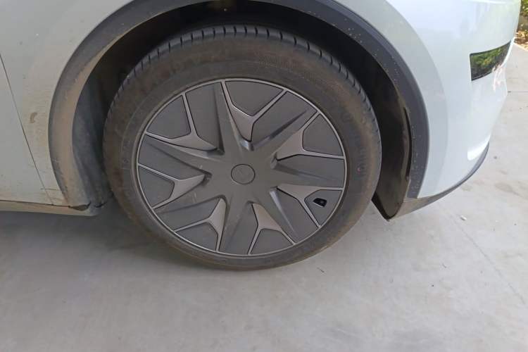 Used Tesla Model Y L 2025 Model Long-Range All-Wheel-Drive Version Right Front Wheel Hub
