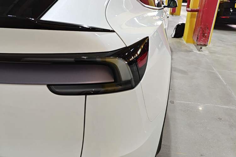 Used Tesla Model Y L 2025 Model Long-Range All-Wheel-Drive Version Right Rear Taillight