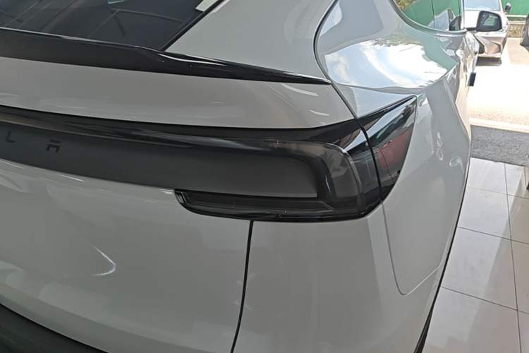 Used Tesla Model Y L 2025 Model Long-Range All-Wheel-Drive Version Right Rear Taillight