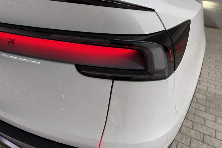 Used Tesla Model Y L 2025 Model Long-Range All-Wheel-Drive Version Right Rear Taillight