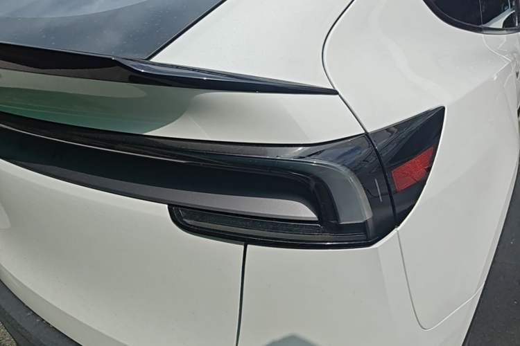 Used Tesla Model Y L 2025 Model Long-Range All-Wheel-Drive Version Right Rear Taillight