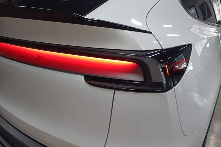 Used Tesla Model Y L 2025 Model Long-Range All-Wheel-Drive Version Right Rear Taillight