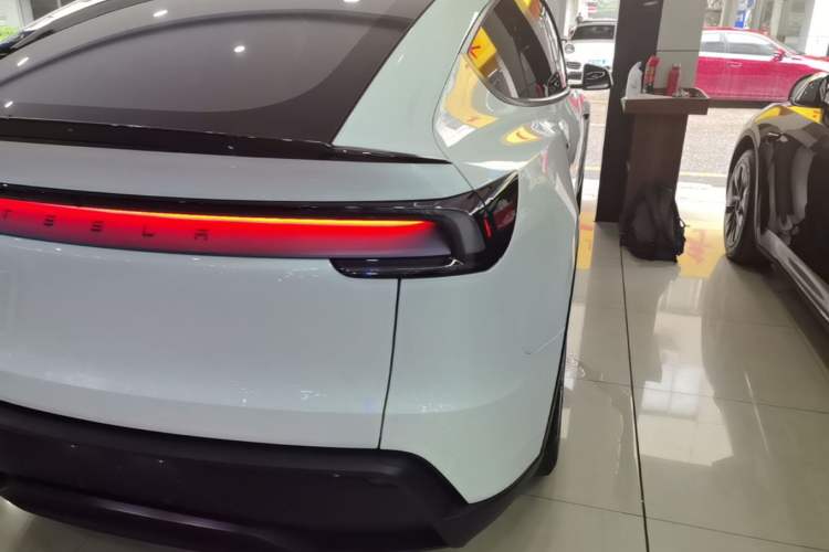 Used Tesla Model Y L 2025 Model Long-Range All-Wheel-Drive Version Right Rear Taillight