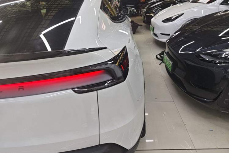 Used Tesla Model Y L 2025 Model Long-Range All-Wheel-Drive Version Right Rear Taillight