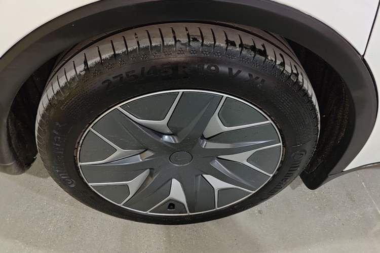 Used Tesla Model Y L 2025 Model Long-Range All-Wheel-Drive Version Right Rear Wheel Hub