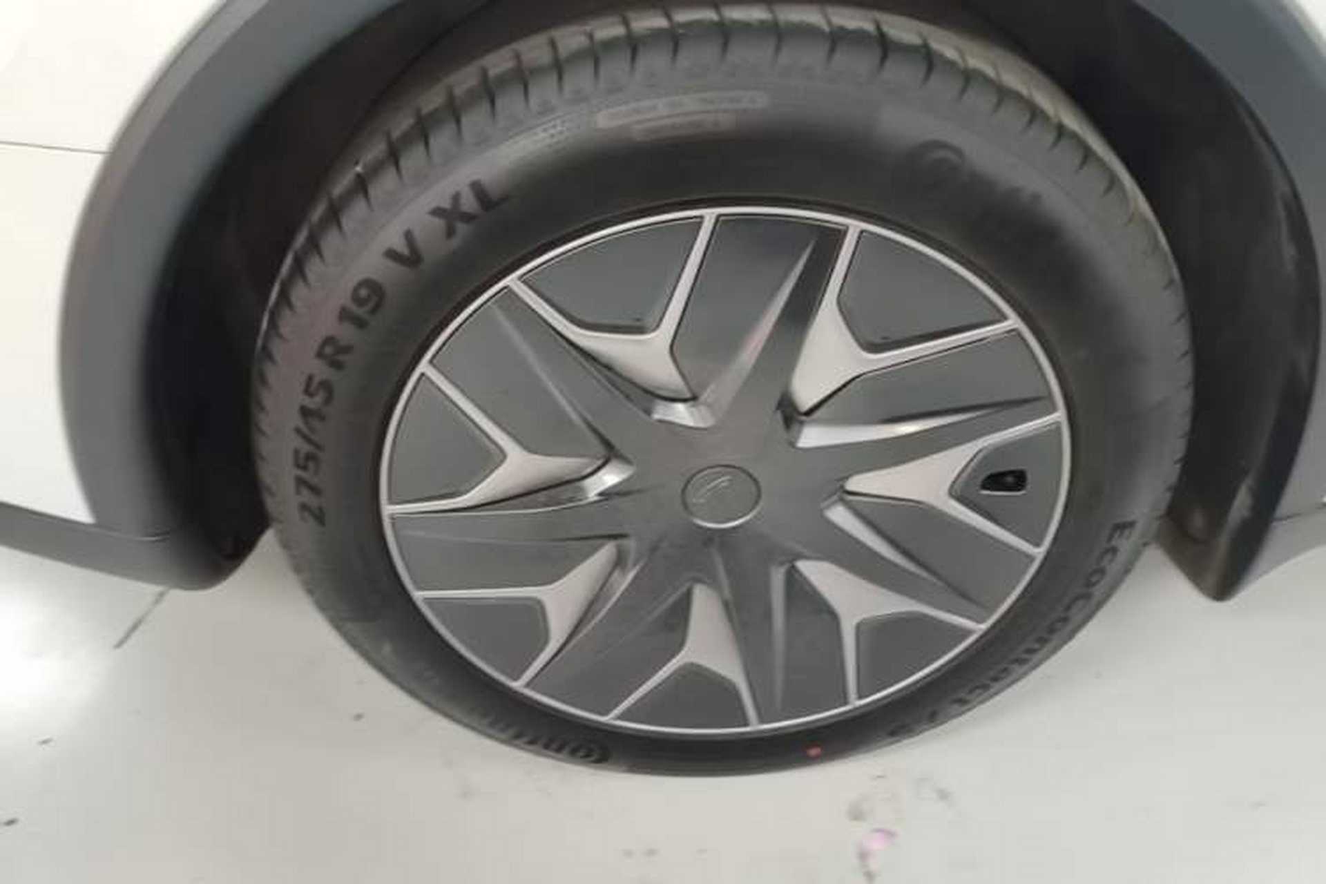Used Tesla Model Y L 2025 Model Long-Range All-Wheel-Drive Version Right Rear Wheel Hub