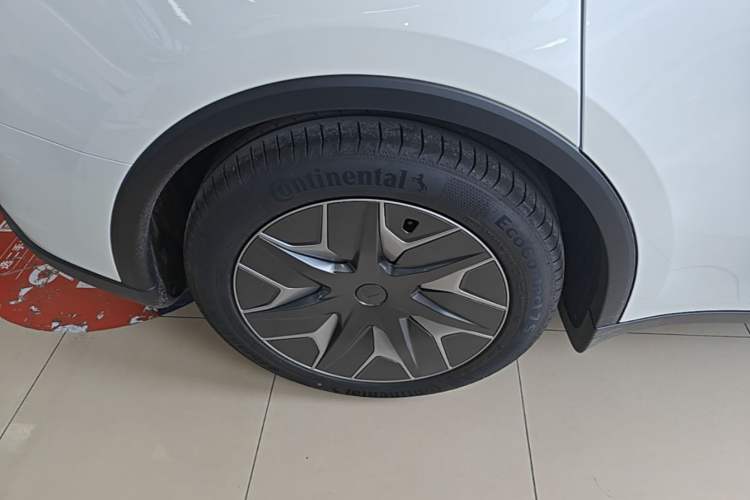 Used Tesla Model Y L 2025 Model Long-Range All-Wheel-Drive Version Right Rear Wheel Hub