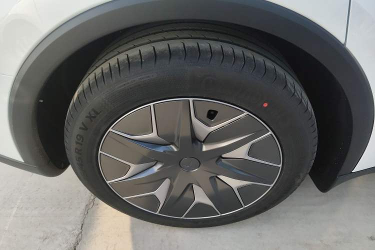 Used Tesla Model Y L 2025 Model Long-Range All-Wheel-Drive Version Right Rear Wheel Hub