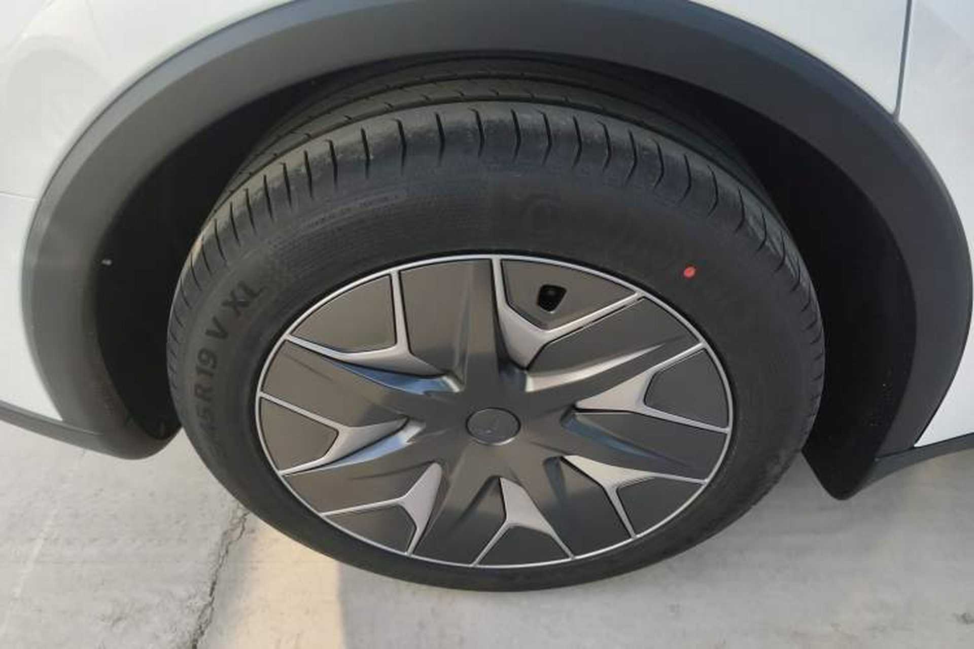 Used Tesla Model Y L 2025 Model Long-Range All-Wheel-Drive Version Right Rear Wheel Hub