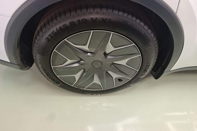 Used Tesla Model Y L 2025 Model Long-Range All-Wheel-Drive Version Right Rear Wheel Hub