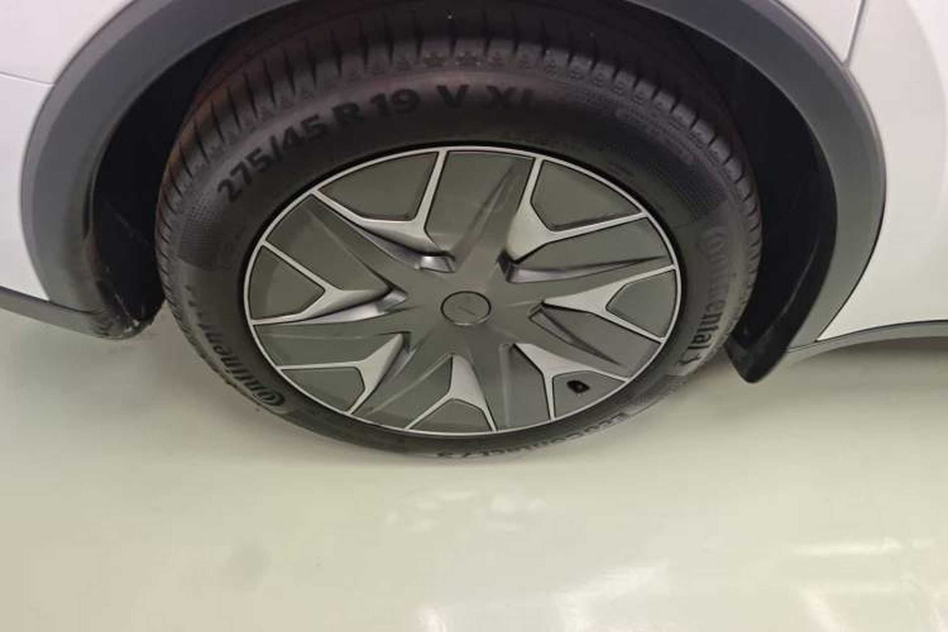 Used Tesla Model Y L 2025 Model Long-Range All-Wheel-Drive Version Right Rear Wheel Hub