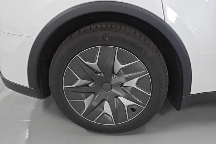 Used Tesla Model Y L 2025 Model Long-Range All-Wheel-Drive Version Right Rear Wheel Hub